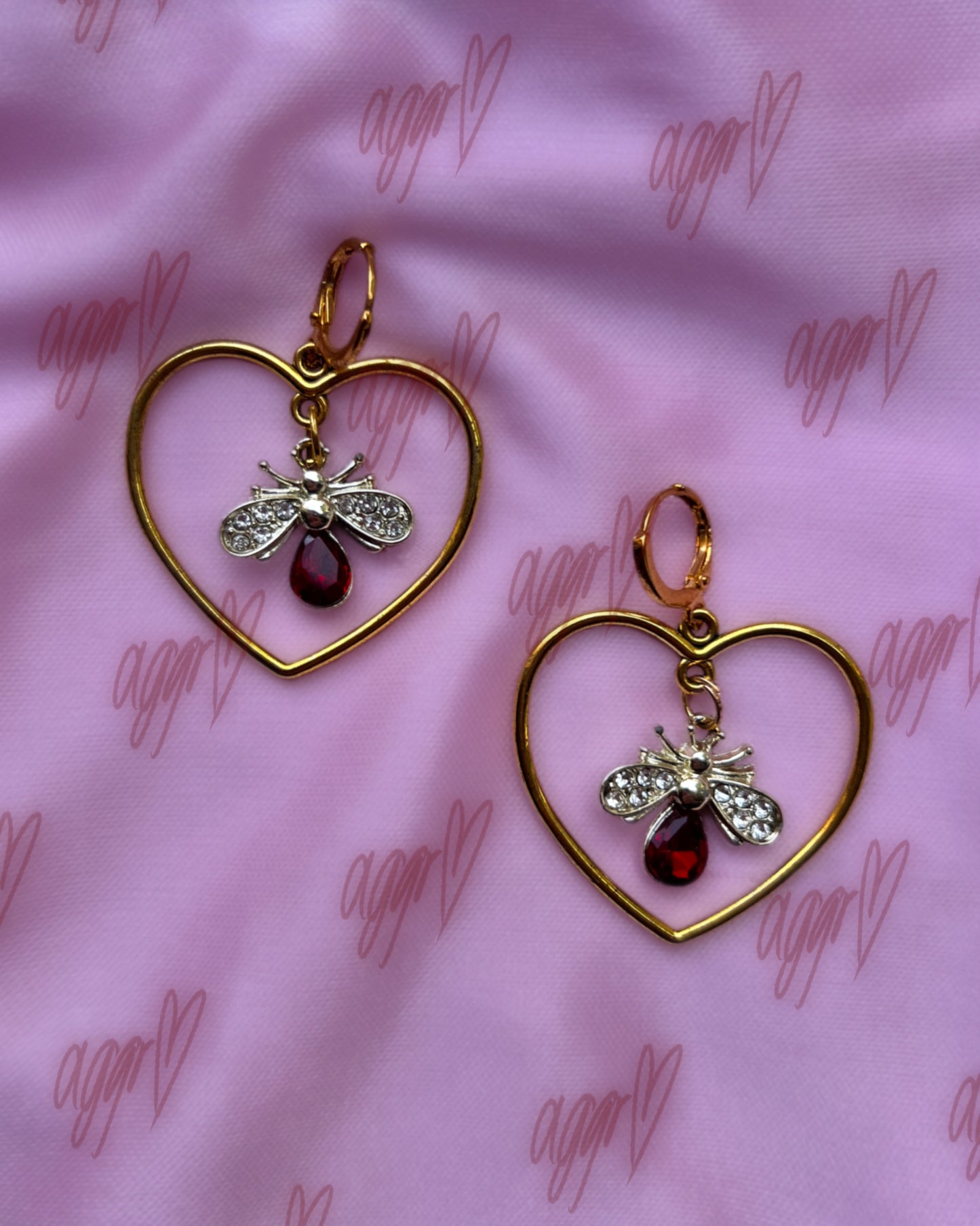 моя муха 🪰 heart earrings