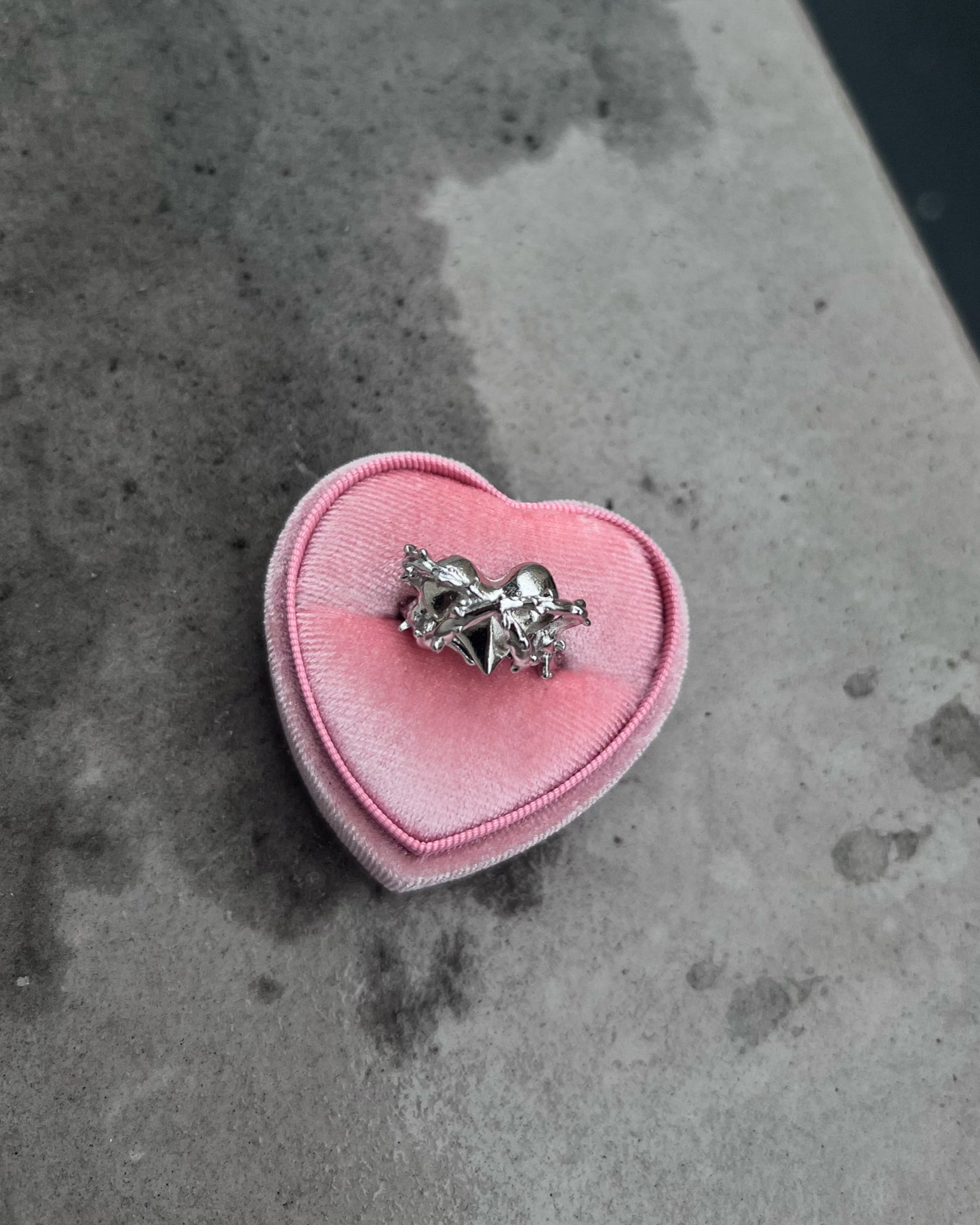 e-girl heart thorns resizable ring